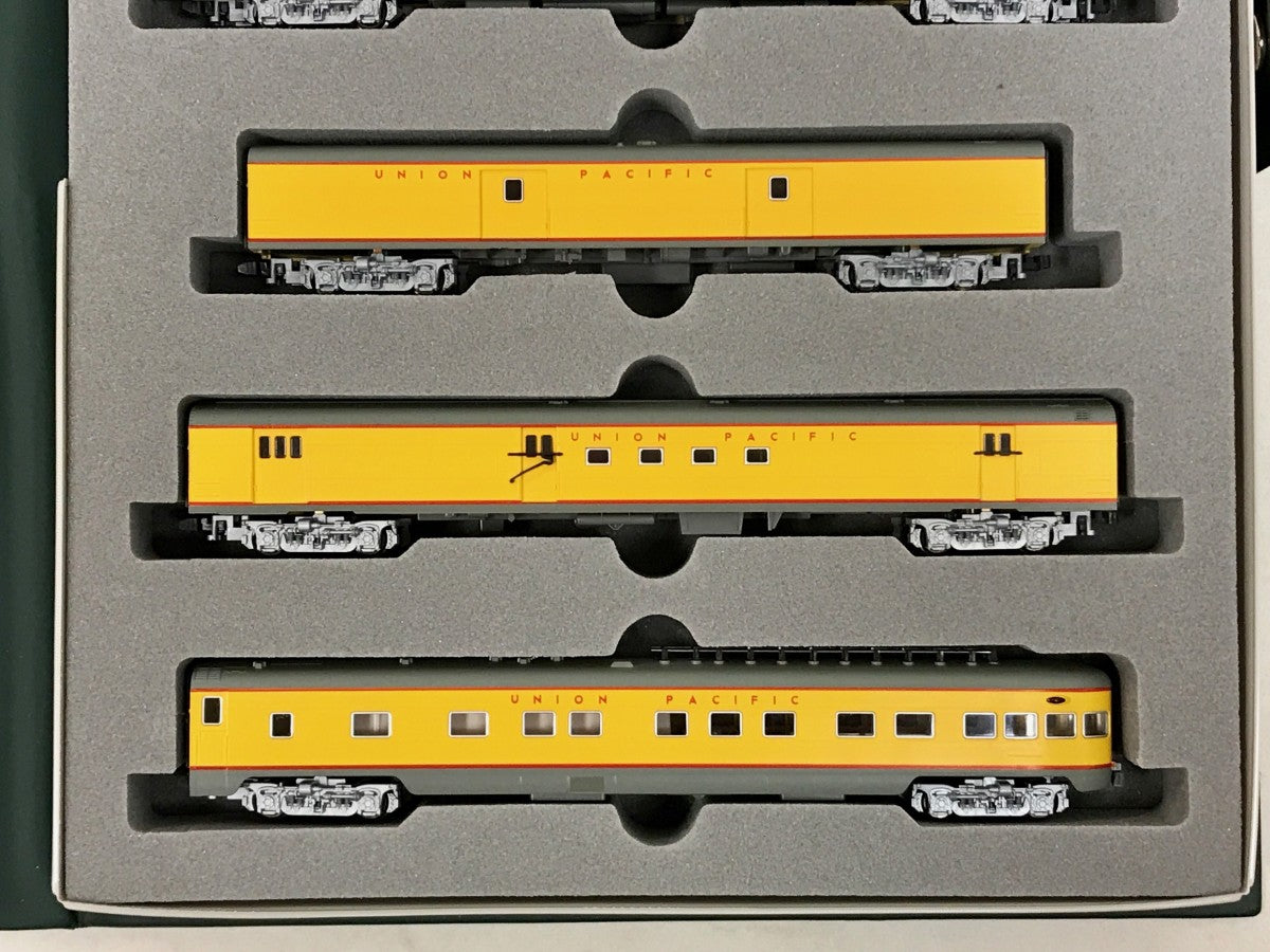 Kato 106-014 N Scale Union Pacific Smooth Side Passenger Cars (Set