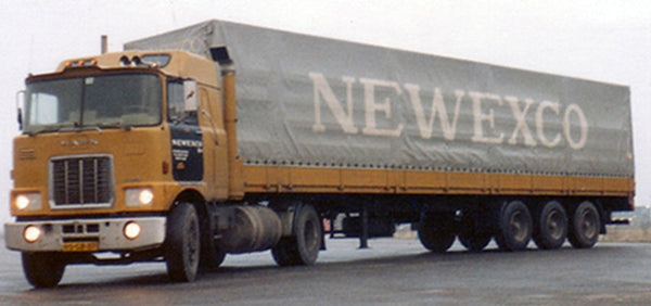 WSI 01-2260 1:50 Newexco Mack F700 4x2 Classic Curtain Side Trailer-3 Axle