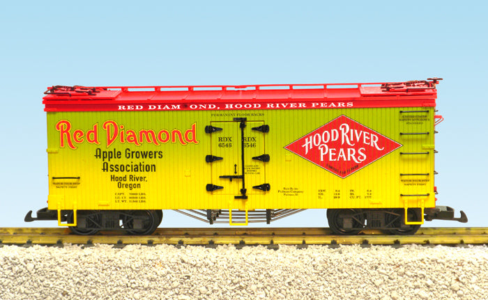 USA Trains R16455 G Red Diamond Pears U.S. Refrigerator Cars (Green/Yellow/Red)