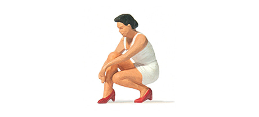 Preiser 28228 HO Scale Woman Putting on Shoes Figure (Frau, Schuhe Anziehend)