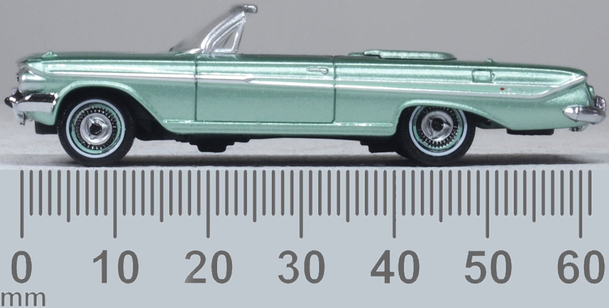 Oxford Diecast 87CI61007 1:87 1961 Chevy Impala Convertible Diecast Model Car