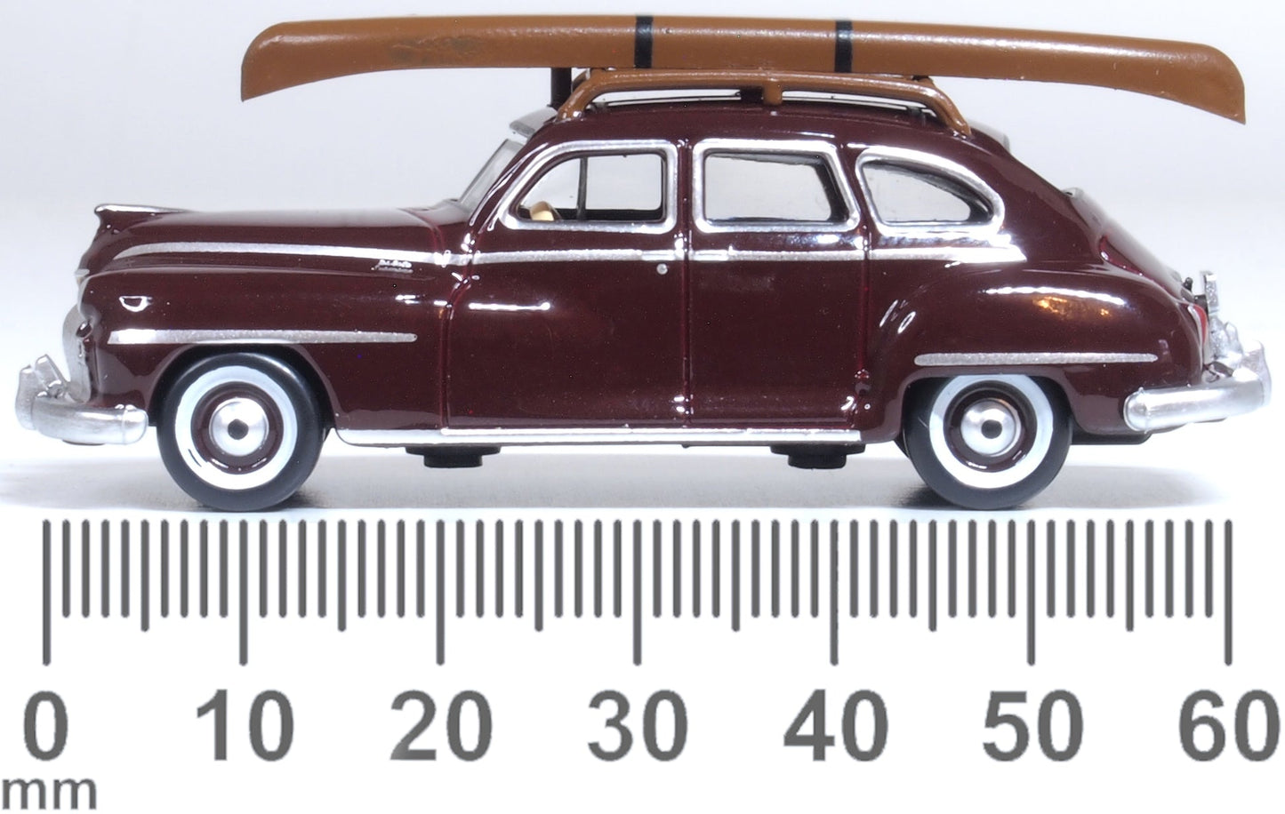 Oxford Diecast 87DS46007 1:87 '46-'48 Desoto Suburban Sedan w/ Canoe Diecast Car