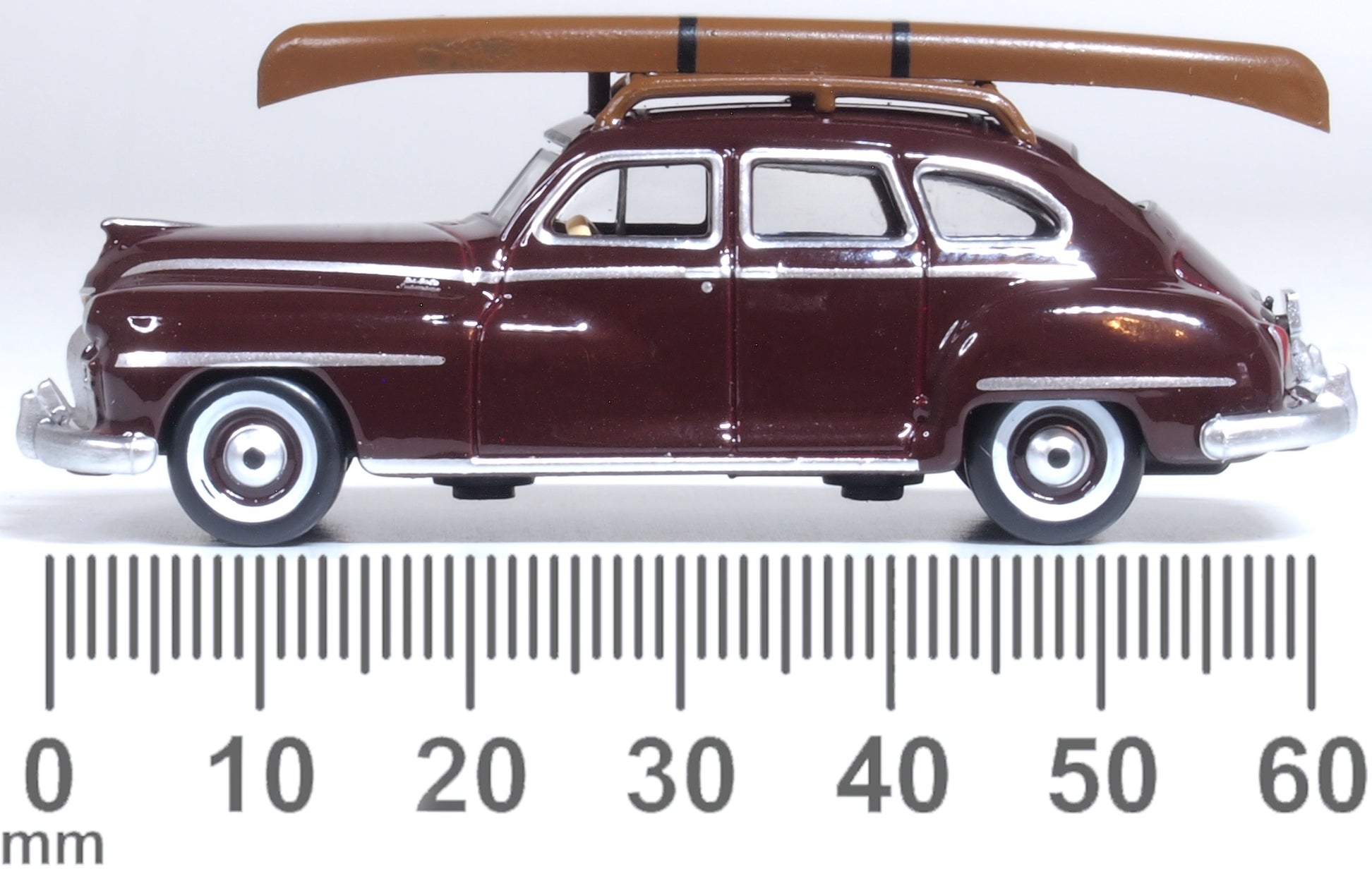 Oxford Diecast 87DS46007 1:87 '46-'48 Desoto Suburban Sedan w/ Canoe Diecast Car