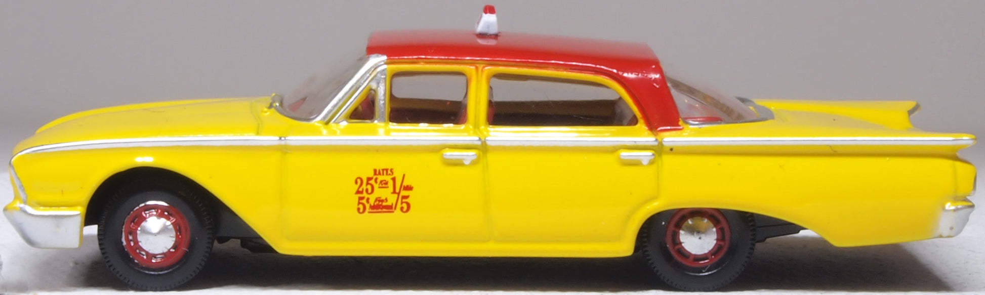 Oxford Diecast 87FF60003 1:87 NYC Taxi 1960 Ford Fairlane 500 Town Sedan Diecast