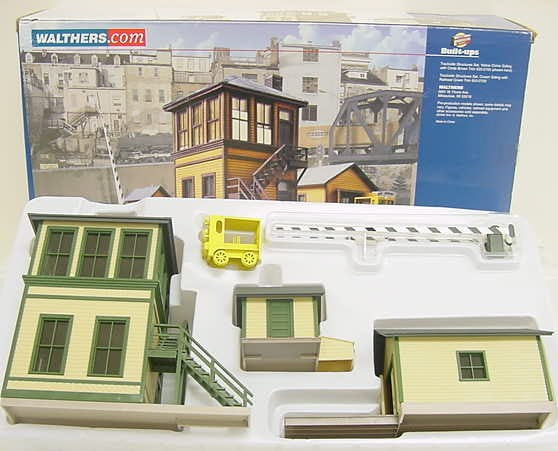 Walthers 933-2703 Trackside Structures Set EX/Box