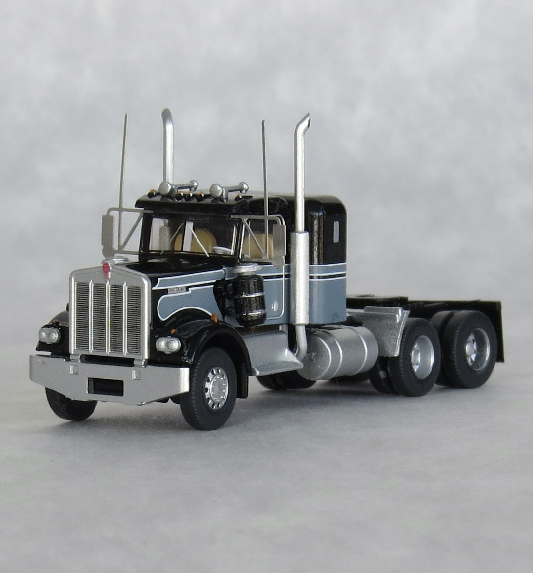 Trainworx Inc. 49031 N Seminole Black & Gray Kenworth W900 36" Sleeper Tractor