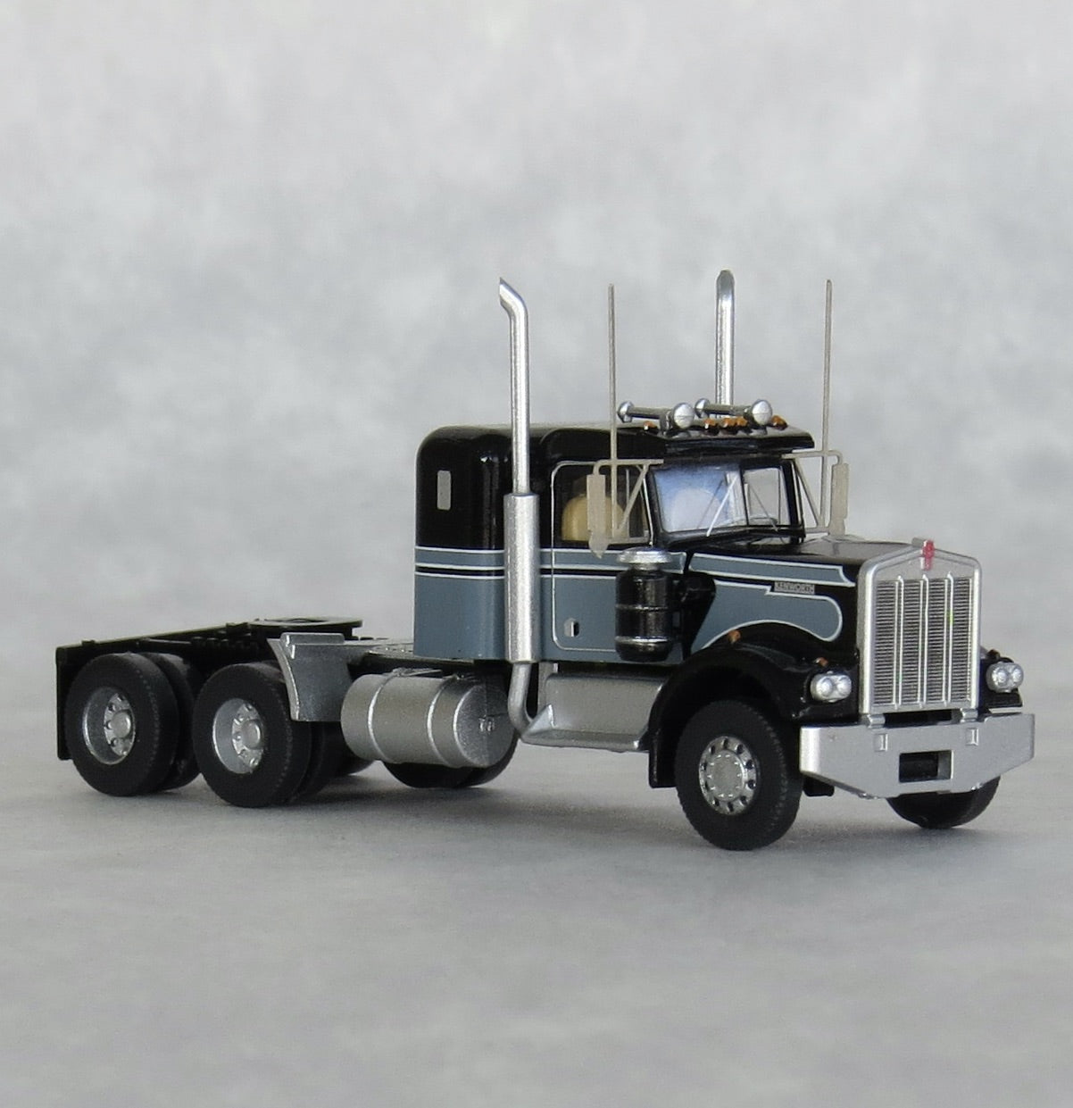Trainworx Inc. 49031 N Seminole Black & Gray Kenworth W900 36" Sleeper Tractor
