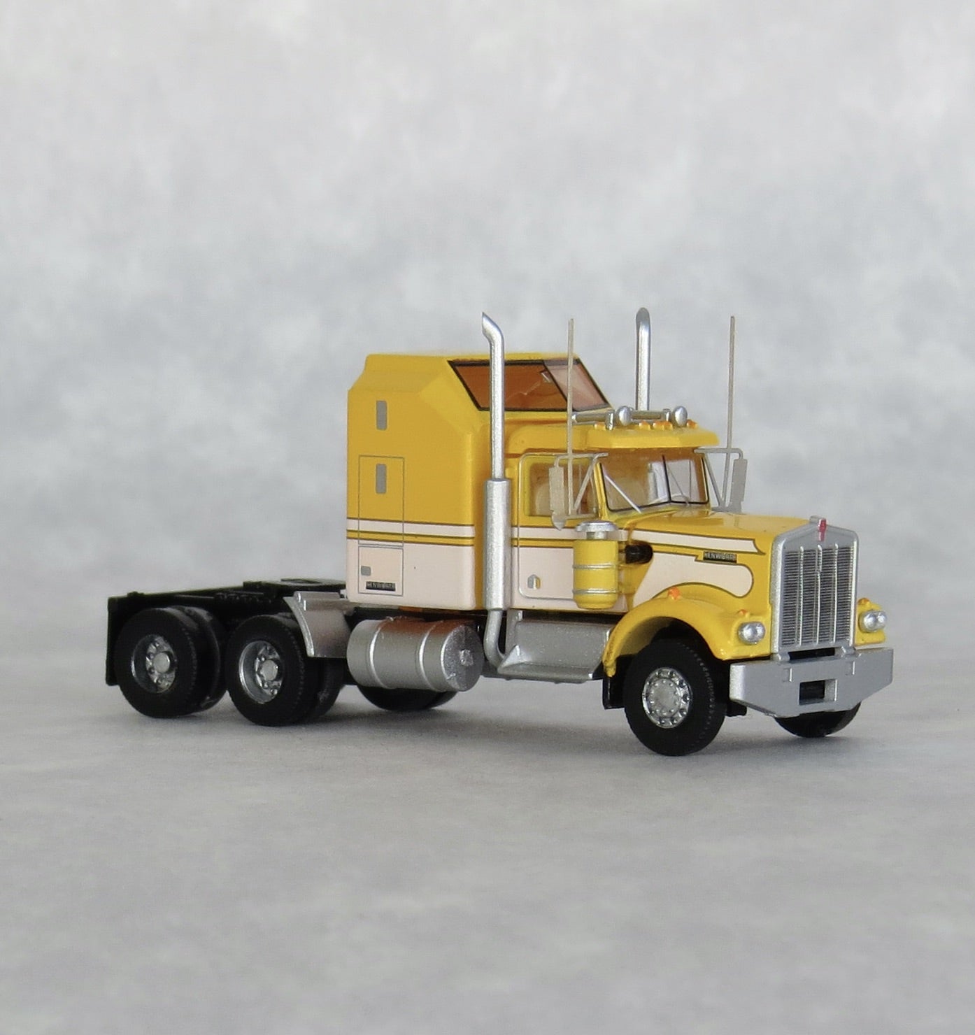 Trainworx Inc. 49046 N Seminole Yellow & White Kenworth W900 Aerodyne Tractor