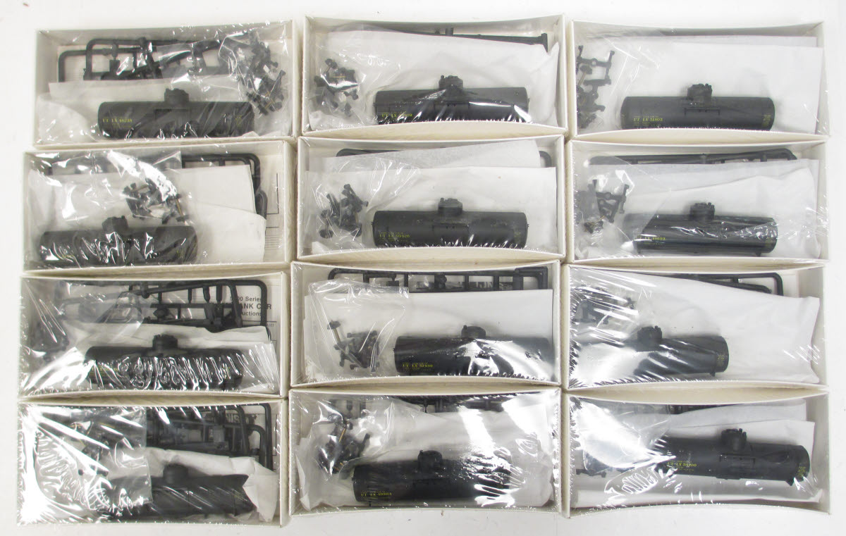 Walthers 932-70 HO Scale Union Tank Car Company 12-Car Set