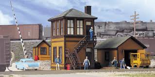 Walthers 933-2700 O / 0-27 Yellow Ochre Siding Trackside Structures Set
