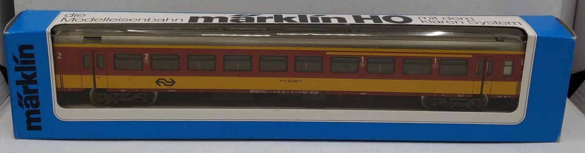 Marklin 4262 1st/2nd Class Dutch NS Passenger Car Road #: 50 84 30-70 071-8