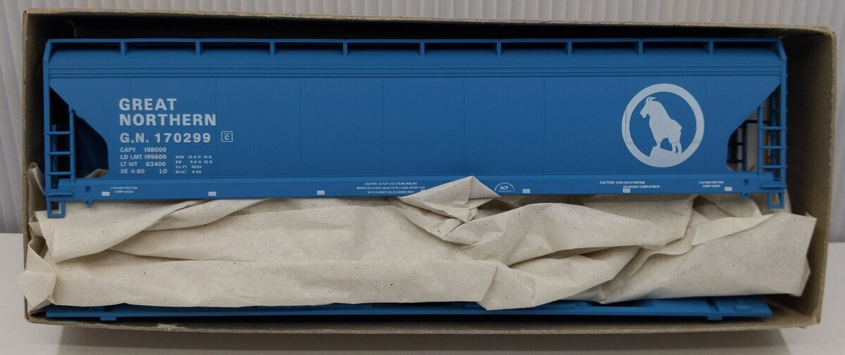 Accurail 2057 HO Scale Great Northern ACF 3-Bay Covered Hopper Road #:170299