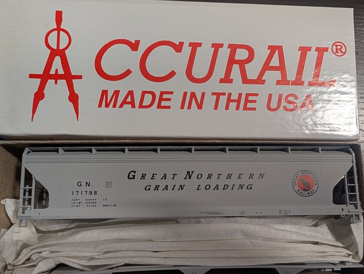 Accurail 2080 HO Great Northern ACF 3-Bay Center Flow Car Kit #171798