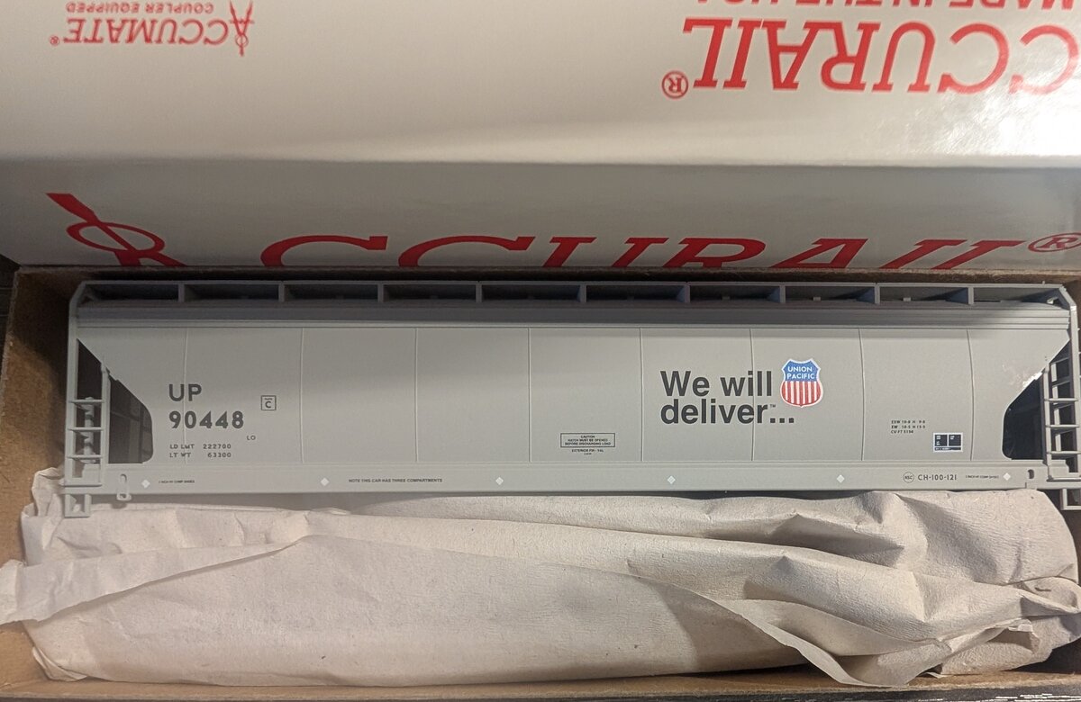 Accurail 42005 HO Union Pacific ACF 3-Bay Covered Hopper #90448 Kit