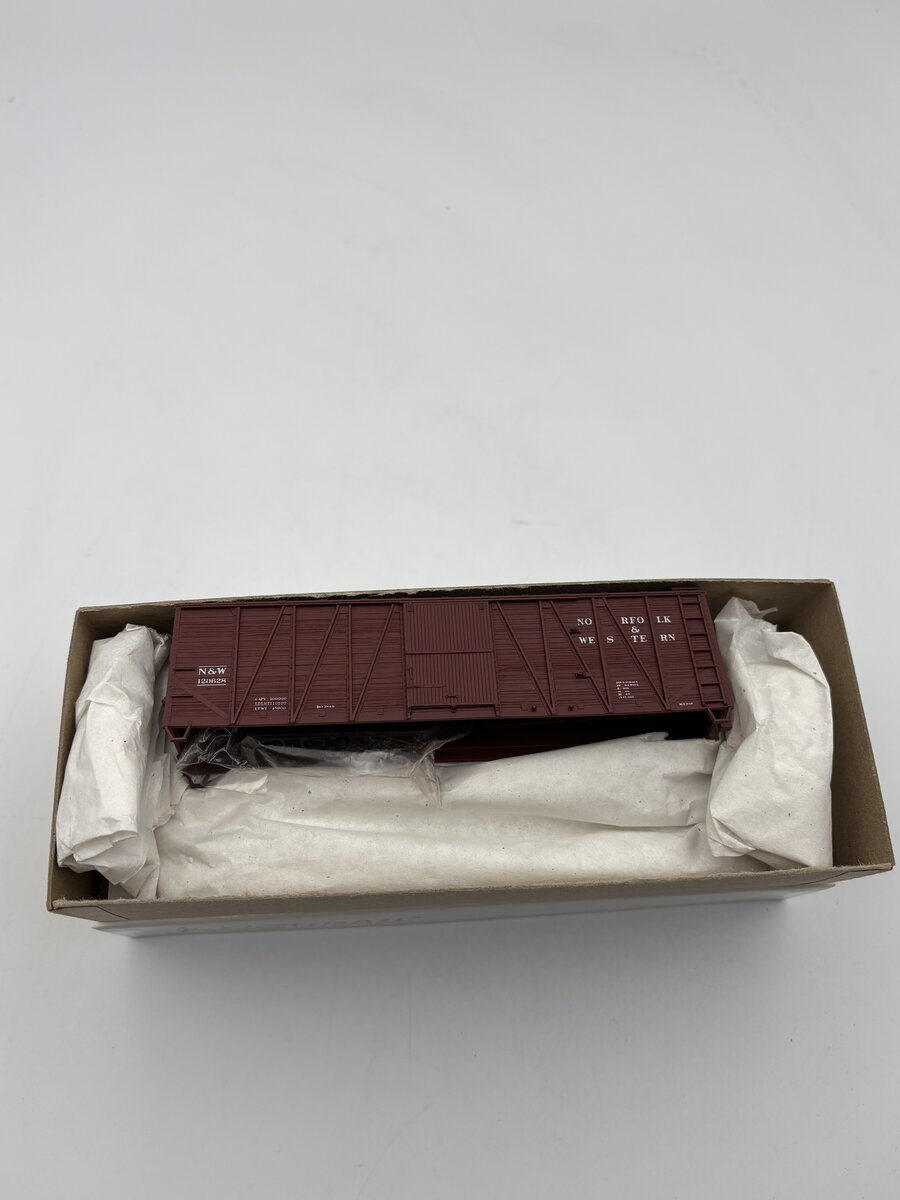 Accurail 4314 HO Norfolk and Western 40' Outside Braced Boxcar with Metal Ends