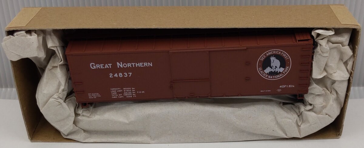 Accurail 4639 HO Scale Great Northern 40' USRA Double Boxcar Road #: 24837