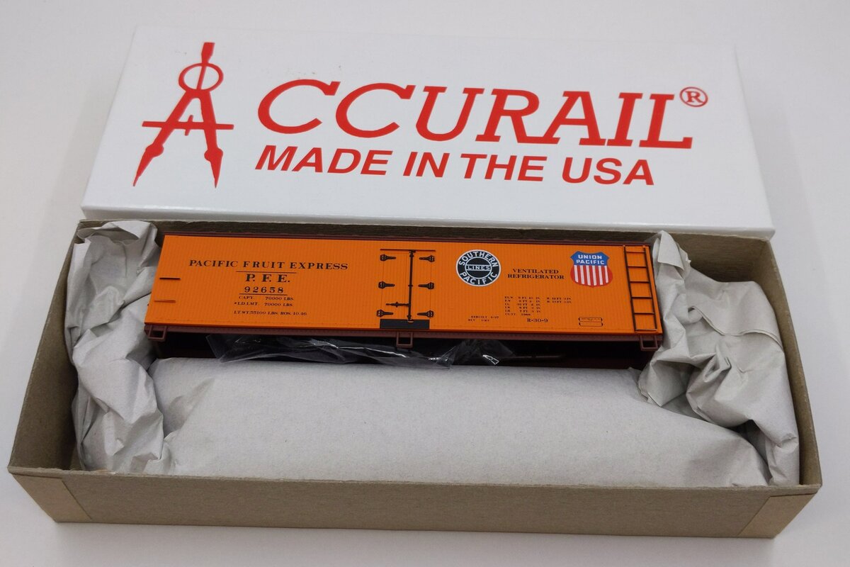 Accurail 4833 HO Pacific Fruit Express 40' Wood reefer Boxcar Kit #92658