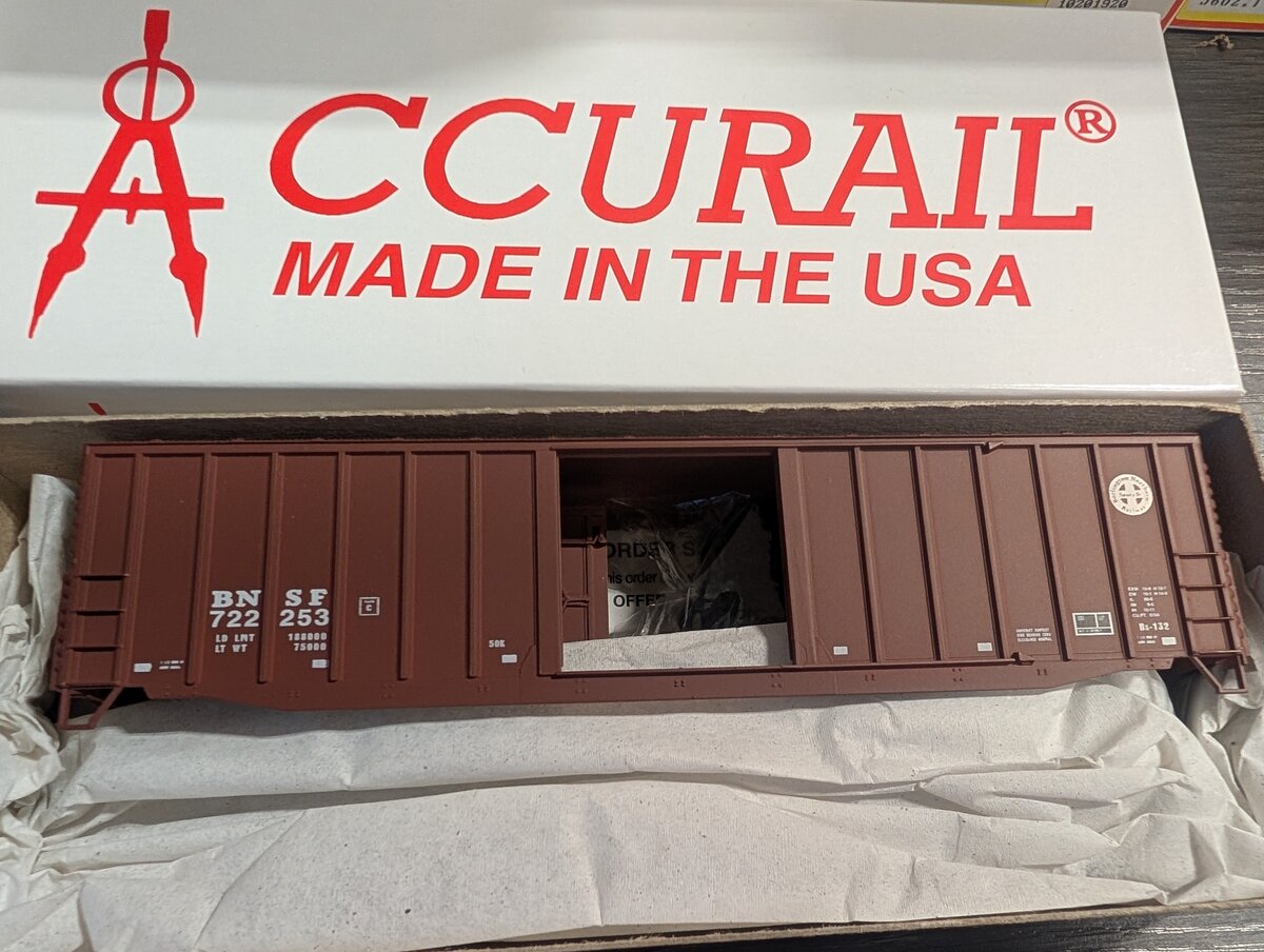 Accurail 5617 HO Burlington Northern Santa Fe 50' Boxcar # 722253 Kit