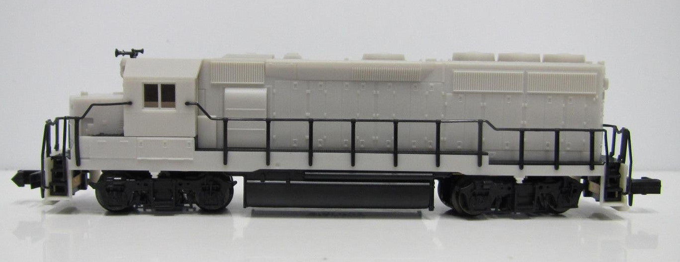 Atlas 48601 N Undecorated GP40-2 Diesel Locomotive with Dynamic Brakes