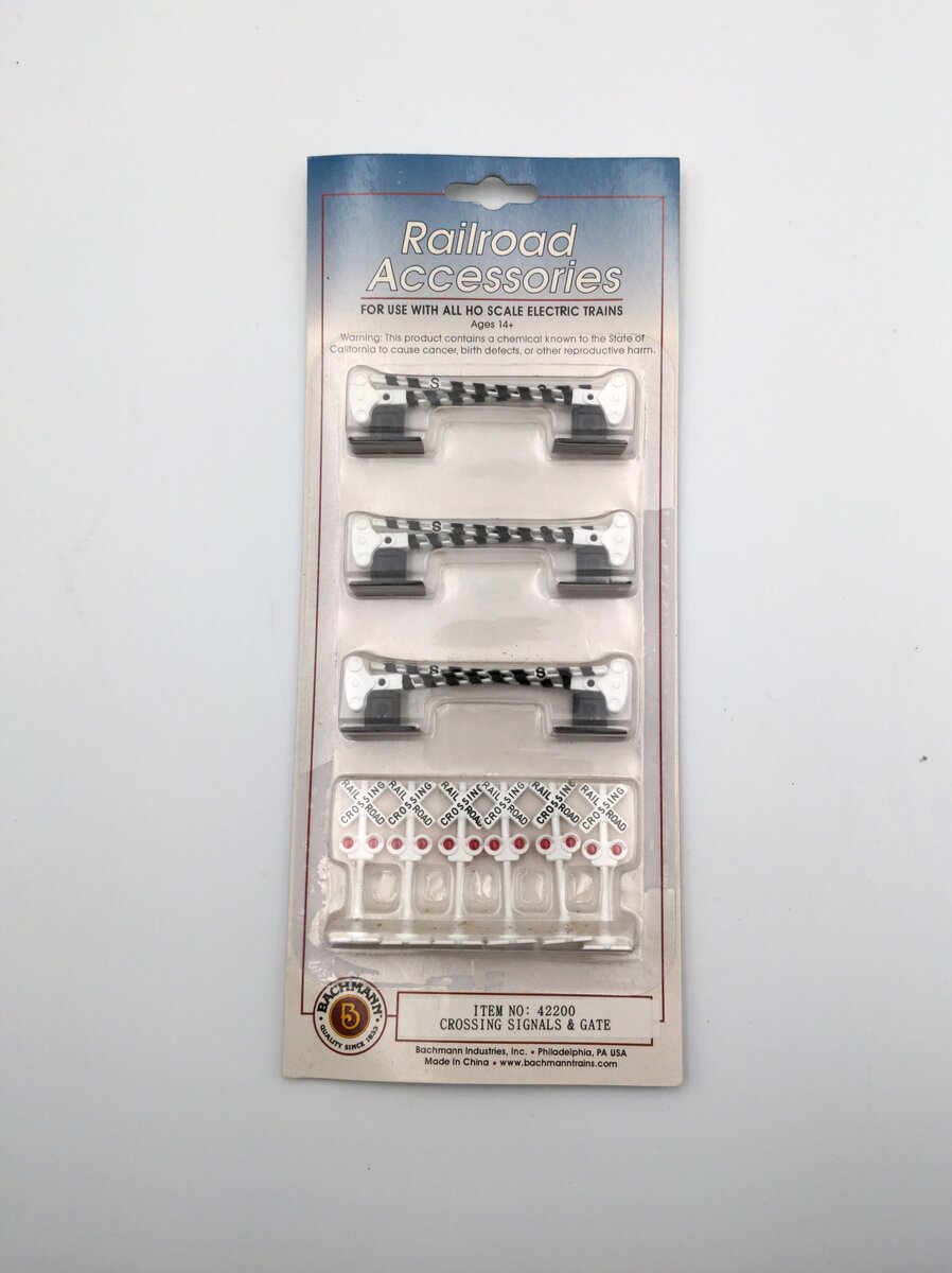 Bachmann 42200 HO Non-Operating 6-Crossing Signal & 3-Pairs of Gates
