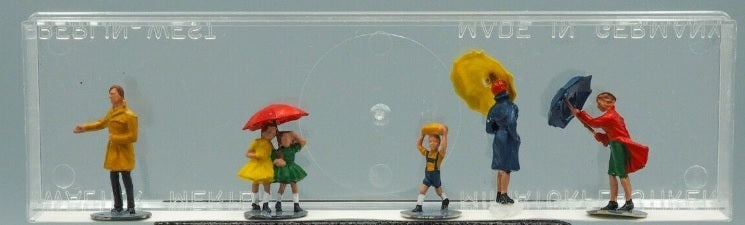 Merten 2186 HO Pedestrians W/Umbrellas # 2 (Set of 4)