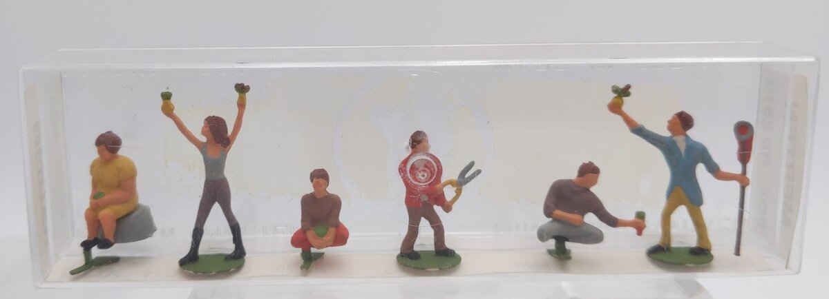 Merten 2510 HO Scale Gardeners Painted Figures (Set of 6)