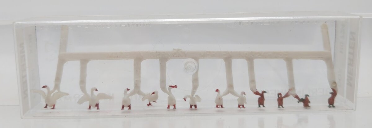 Merten 724 HO Scale Geese and Ducks on Land (Set of 12)