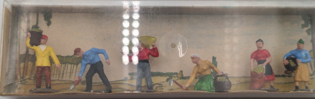 Merten 926 HO Scale Harvest Workers w/Baskets and Sacks (Set of 6)