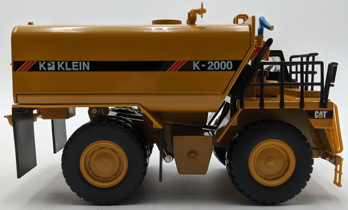 Norscot 55142 1:50 DieCast Caterpillar 777D Off Highway Truck w/Klein Water Tank