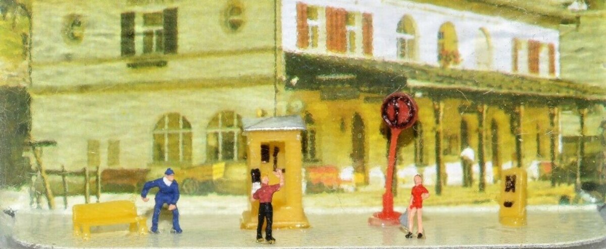 Noch 43610 Z Scale People with Telephone Booth Figures (Set of 6)