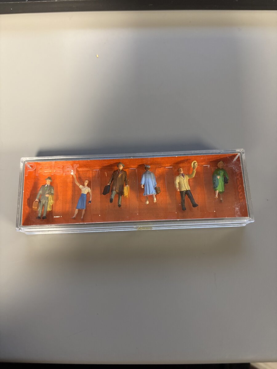 Preiser 10020 HO Standing Travelers Figures With Luggage (Set of 6)