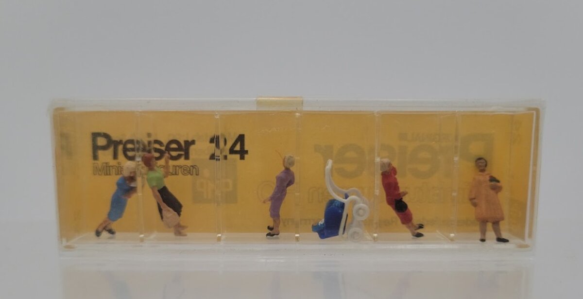 Preiser 10024 HO Scale 5 Women Figures With Pram (Set of 6)