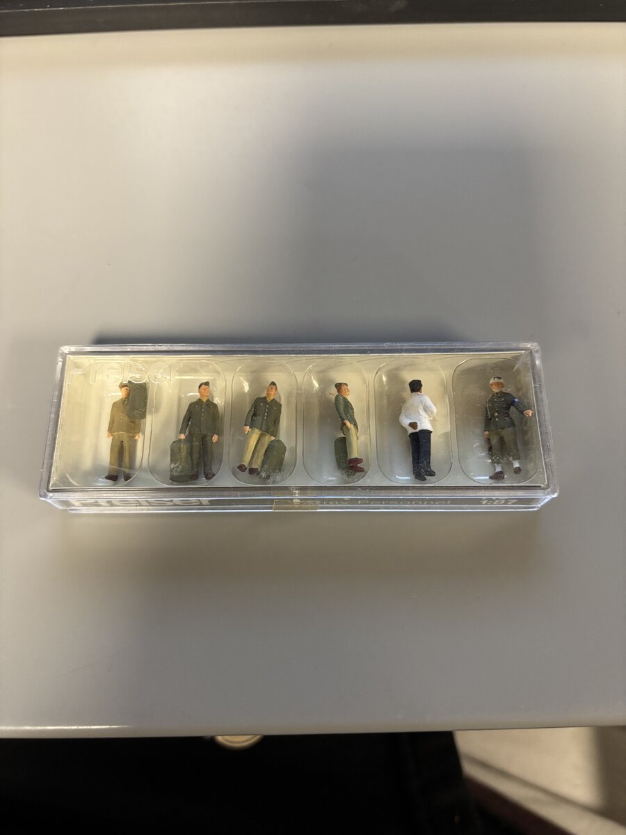 Preiser 1010248 HO US Army Personnel Troop Sleeper w/Porter Figures (Set of 6)