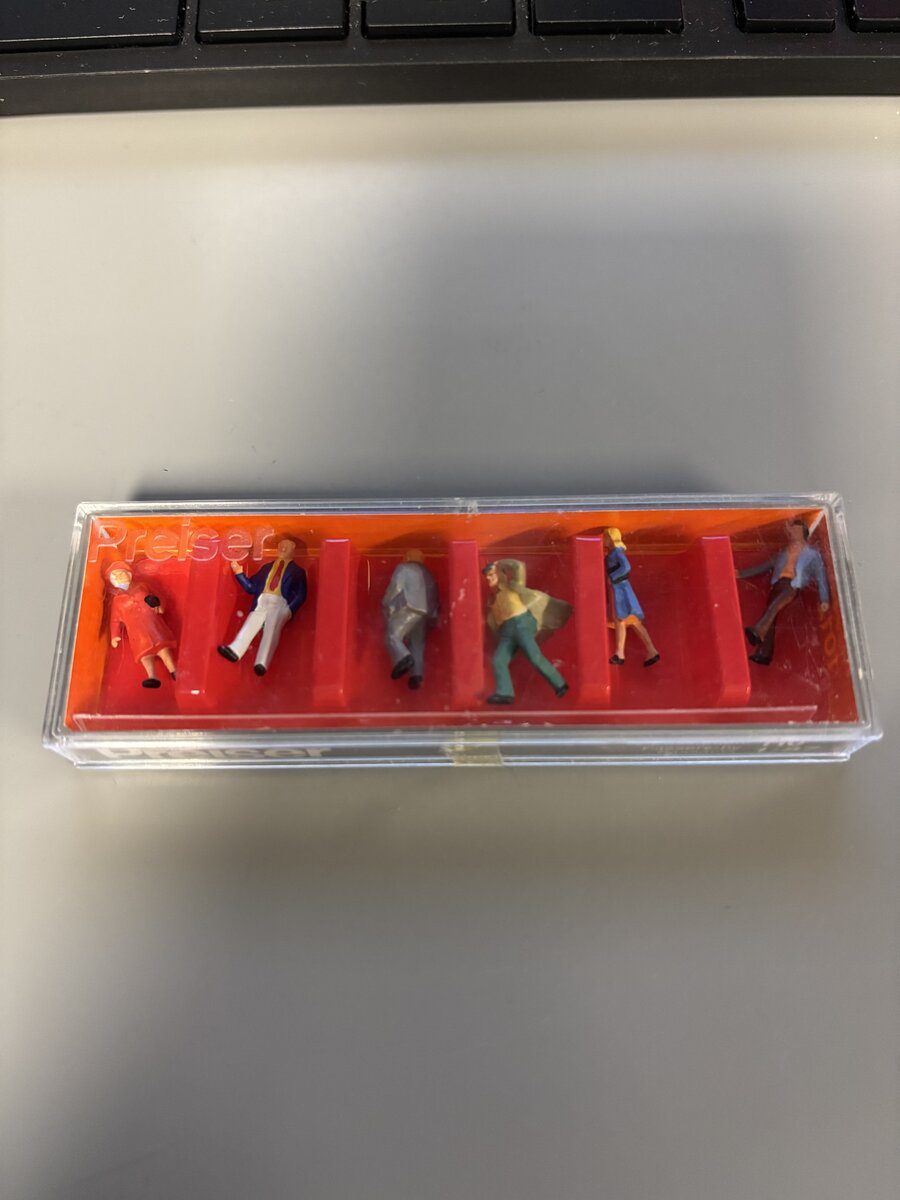 Preiser 10124 HO Standing Senior Citizens Figures (Set of 6)