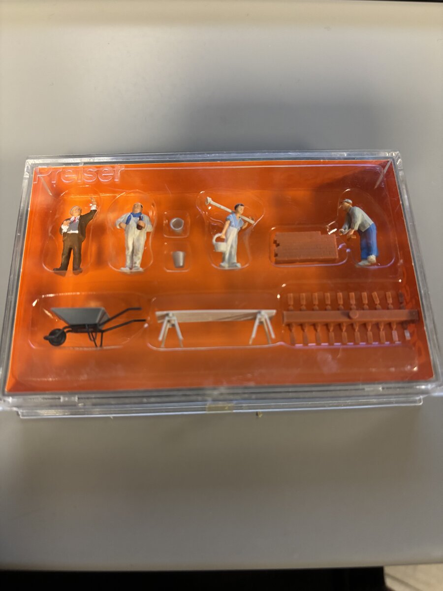 Preiser 10251 HO Working Bricklayers Figures with Accessories (Set of 4)