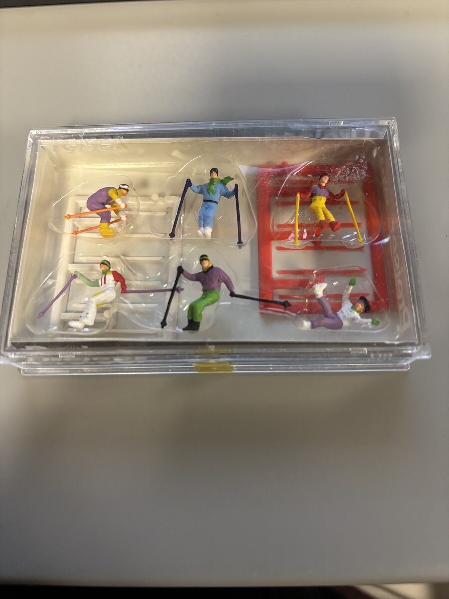 Preiser 10313 HO Scale Down-Hill Skiers Figures (Set of 6)