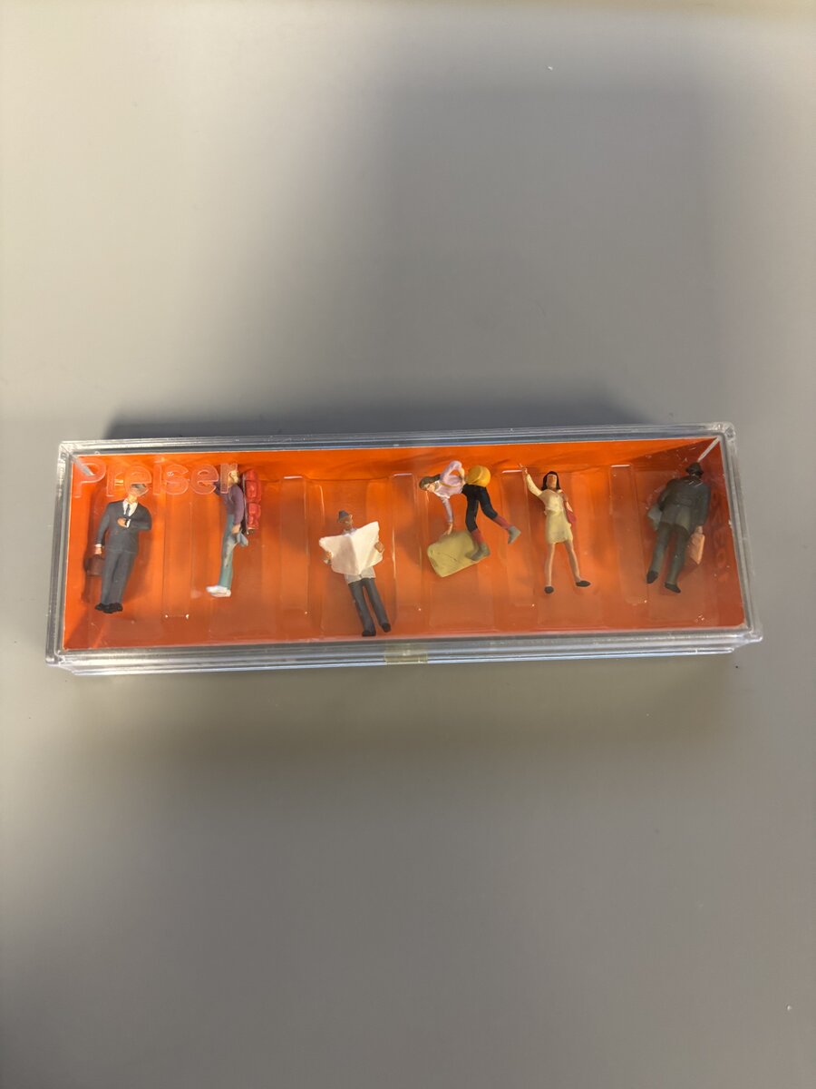 Preiser 10379 HO Passengers Figures on the Platform (Set of 6)