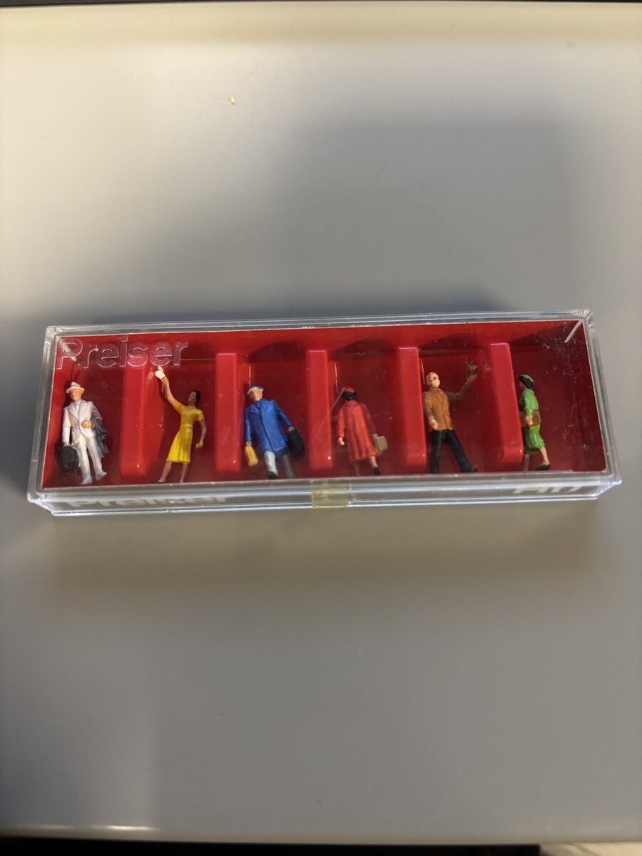 Preiser 14020 HO Walking Passengers Figures (Set of 6)