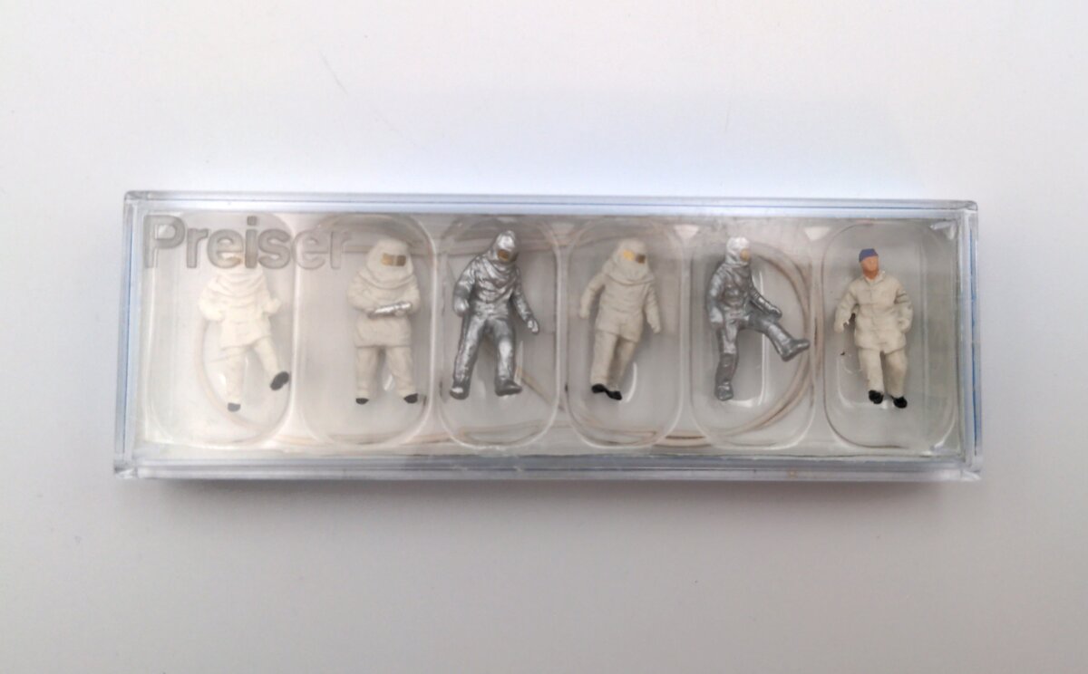 Preiser 14205 HO Working Firemen in Fire Suits Figures (Set of 6)