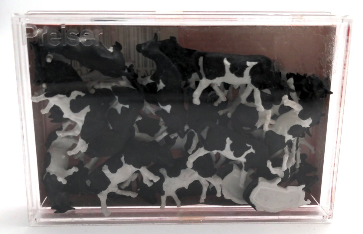 Preiser 14408 HO Animals Black & White Dairy Cows Figures (Set of 30)