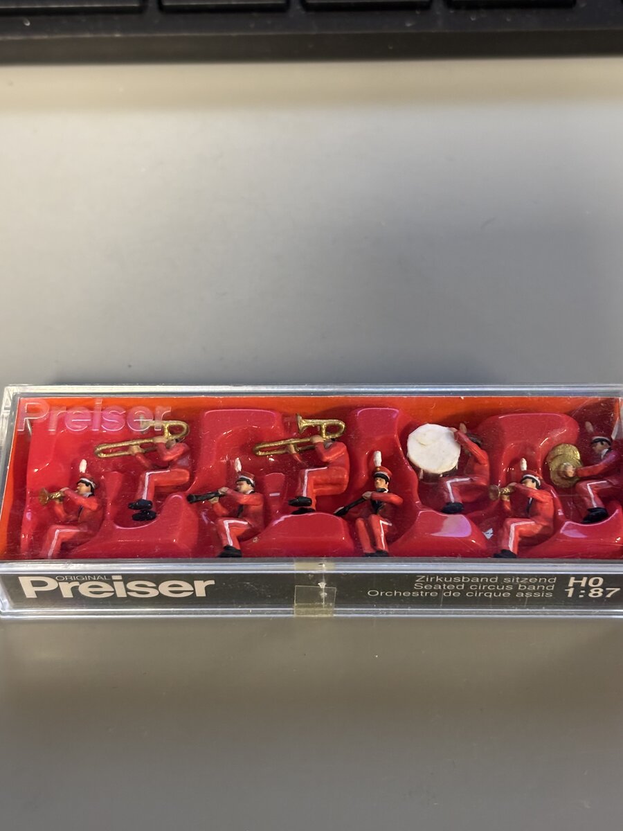 Preiser 20259 HO Seated Red Circus Band Figures (Set of 8)
