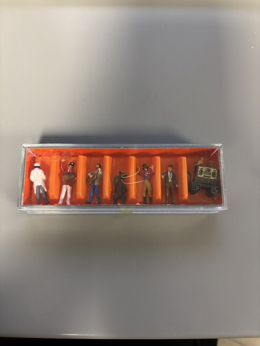 Preiser 24653 HO Circus Fair Musicians/Vendors w/Bear Figures (Set of 7)