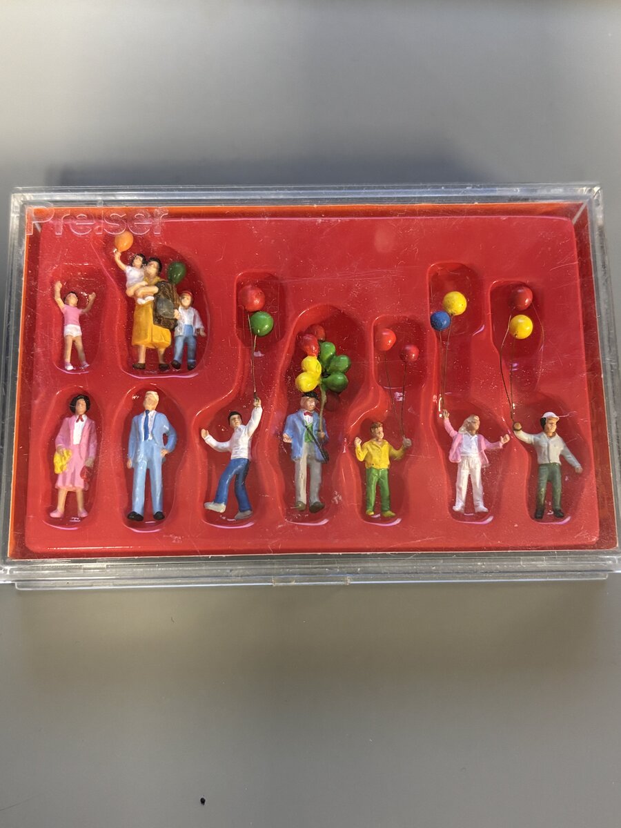 Preiser 24659 HO Selling Balloons Figures (Set of 10)