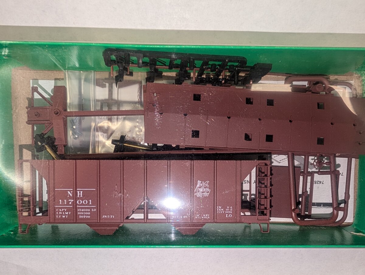 Bowser 55649 HO NY, NH & Hartford ACF 70 Ton 2 Bay Covered Hopper #117001 Kit