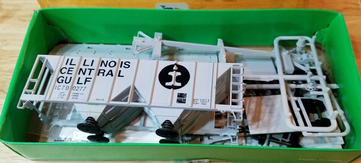 Bowser 55666 HO Illinois Central Gulf 70 Ton 2-Bay Covered Hopper Car Kit