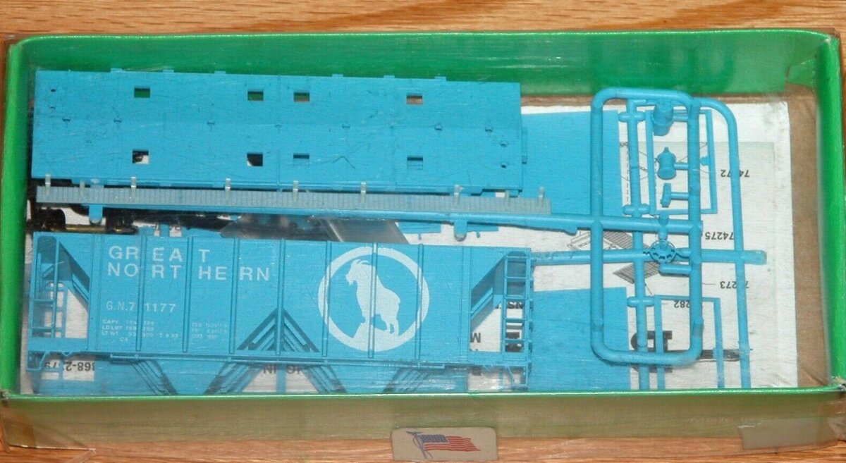 Bowser 55679 HO Blue Great Northern 70T 2-Bay Covered Hopper # 71177 Kit