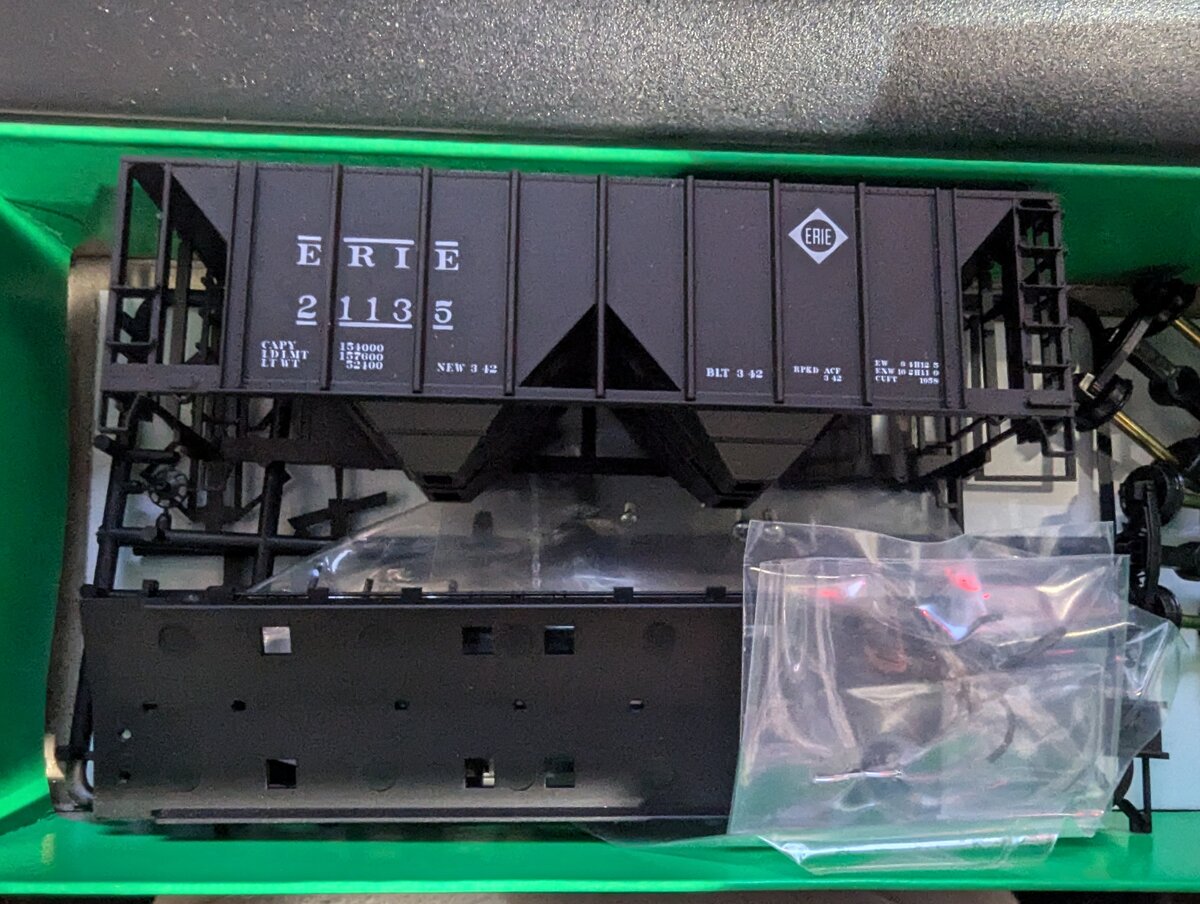 Bowser 55876 Erie 70T 2 Bay Covered Hopper Car #21135