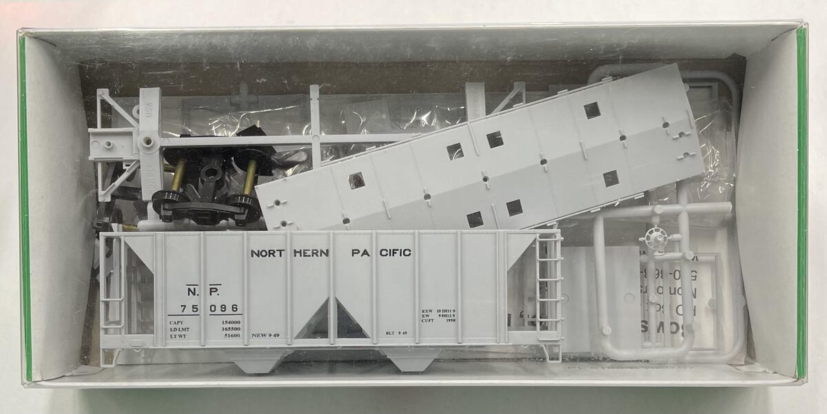 Bowser 56386 HO Northern Pacific 70Ton 2-Bay Covered Hopper #75096
