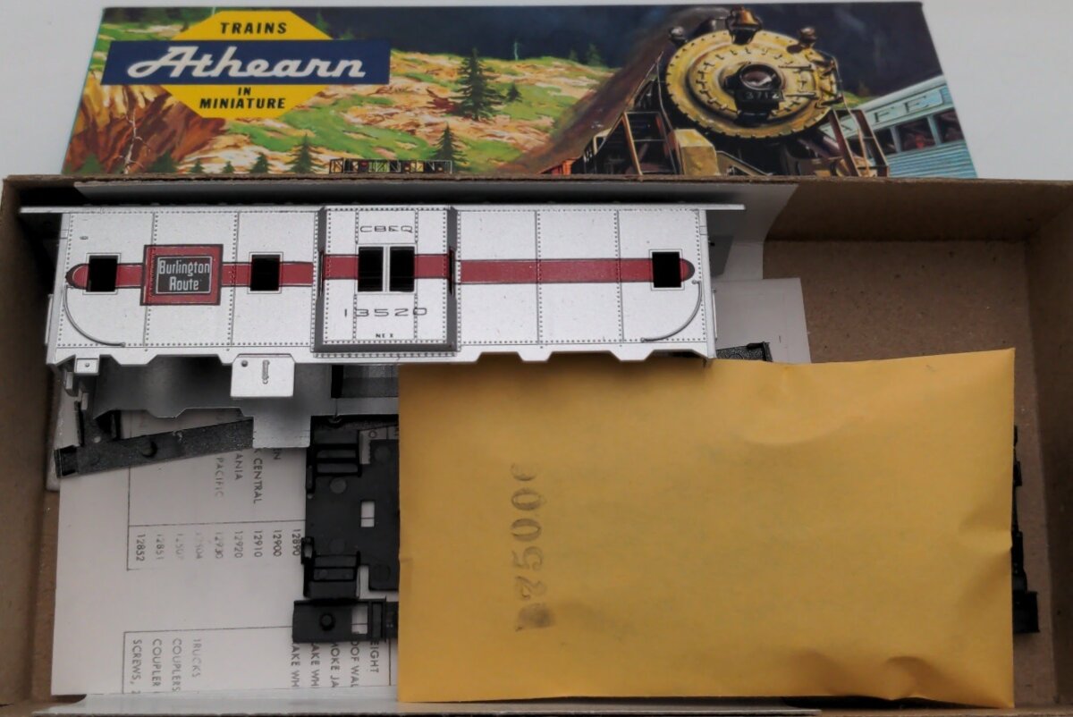 Athearn 1288 HO Chicago Burlington and Quincy Bay Window Caboose # 13520 Kit