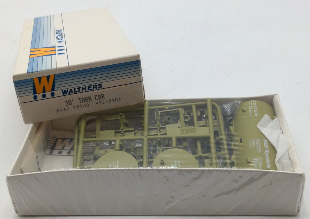 Walthers 932-5106 BASF HO Scale 30' Tank Car Kit